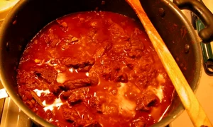 gulas unguresc cu carne de porc si vita jpeg