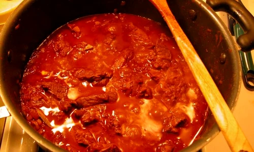 gulas unguresc cu carne de porc si vita jpeg