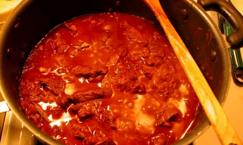 gulas unguresc cu carne de porc si vita jpeg