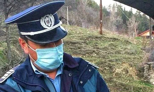 politist cu un ursulet in brate jpeg