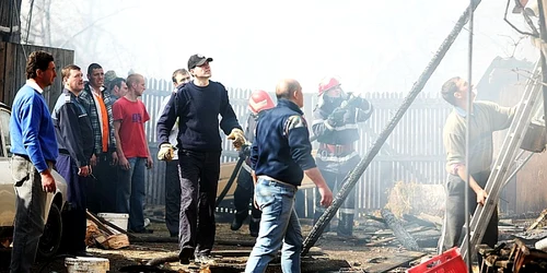 O casă şi dependinţele ei au fost mistuite de incendiu. Fotot: Bogdan Crăciun