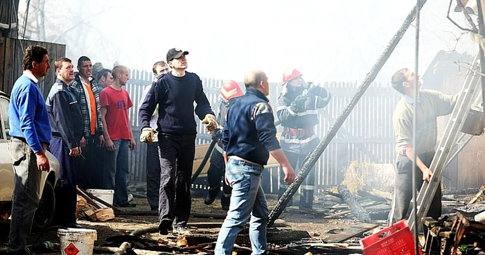 O casă şi dependinţele ei au fost mistuite de incendiu. Fotot: Bogdan Crăciun