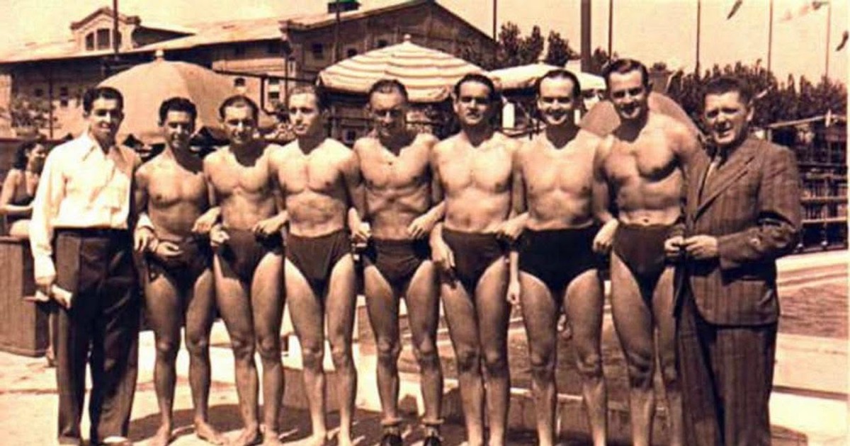 Чемпионка Румынии по поло в 1946 году получила кубок и восемь цыплят в качестве приза