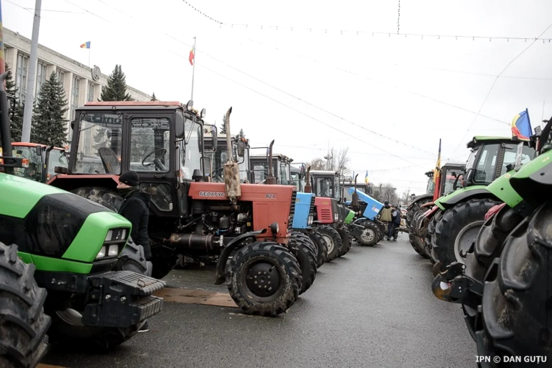 FOTO IPN Agricultorii protestează în centrul Chişinăului, cerând sprijin de la autorităţi