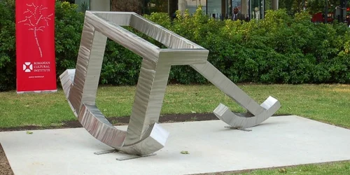 Sculptura "Alergător pe muchie / Edgerunner" are reşedinţă permanentă în Londra
