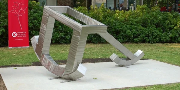 Sculptura "Alergător pe muchie / Edgerunner" are reşedinţă permanentă în Londra