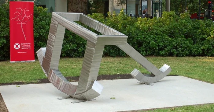 Sculptura "Alergător pe muchie / Edgerunner" are reşedinţă permanentă în Londra