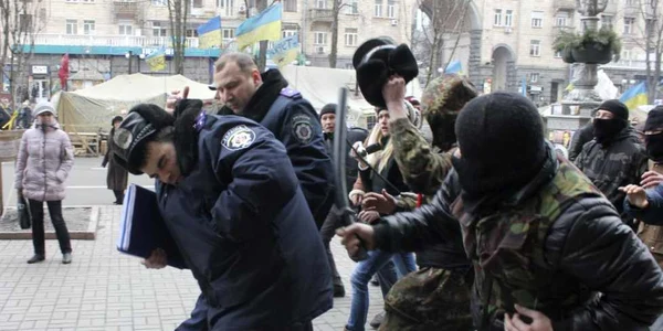 Protestatari anti-guvernamentali ataca ofiteri de politie  langa un cort de campanie in Kiev FOTO Reuters