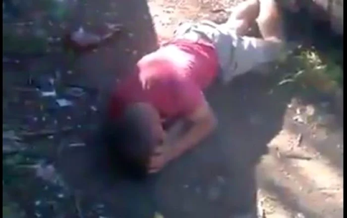 
    Tânărul a fost lovit în abdomen și în cap  