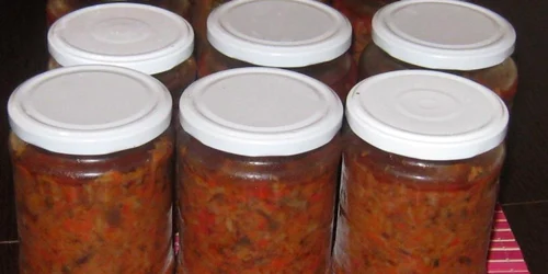 Borcane cu zacuscă (Foto Arhivă)