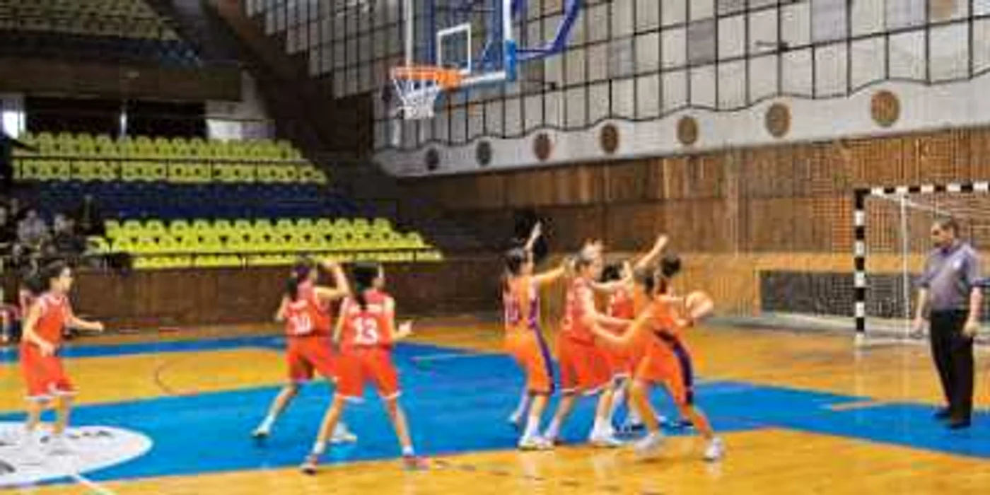 Baschetbalistele de la Chemp  (în portocaliu) au câştigat cu 18 - 11 primul meci cu CSS Ploieşti  