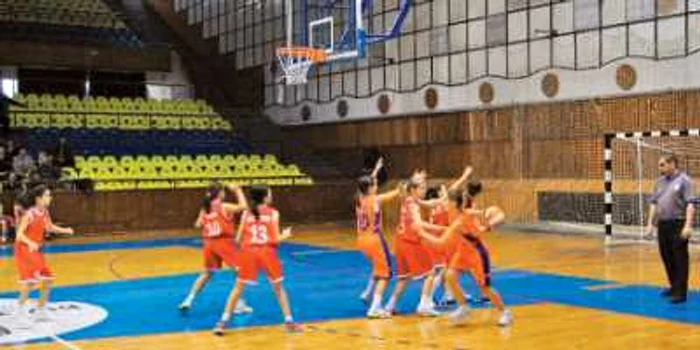 Baschetbalistele de la Chemp  (în portocaliu) au câştigat cu 18 - 11 primul meci cu CSS Ploieşti  