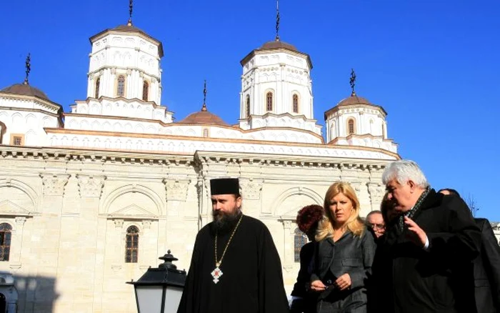 Părintele Vitalie Donciu (dreapta), cel prins că juca banii la jocurile de noroc, într-o fotografie din 2010, alături de preşedintele CJ Iaşi, Constantin Simirad, şi ministrul Dezvoltării, Elena Udrea, după ce Mănăstirea Golia tocmai primise fonduri UE pentru reabilitare FOTO Adevărul