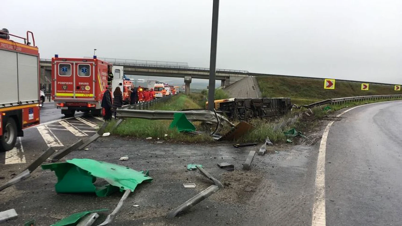
    Autobuzul s-a răsturnat la ieşirea de pe autostradăfoto: News.ro  