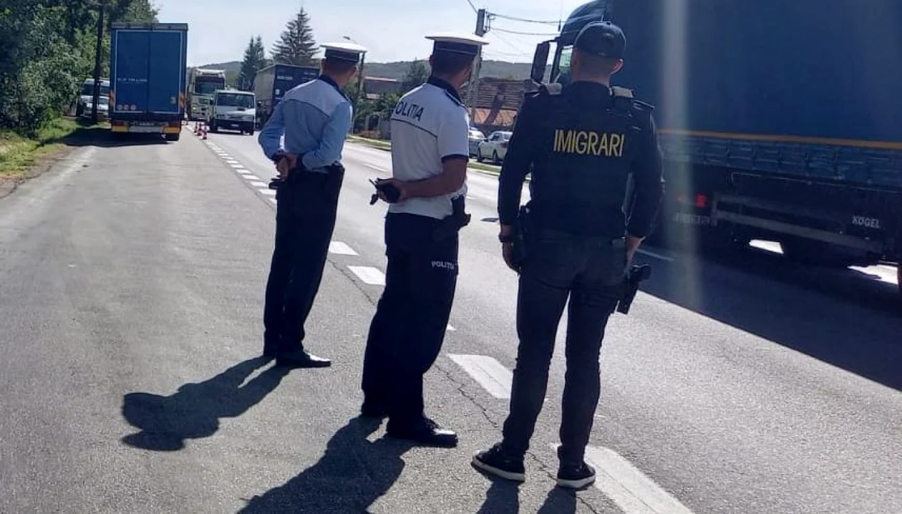 Poliţiştii l-au văzut pe bărbat mergând pe banda de urgenţă a autostrăzii FOTO: IPJ Argeş