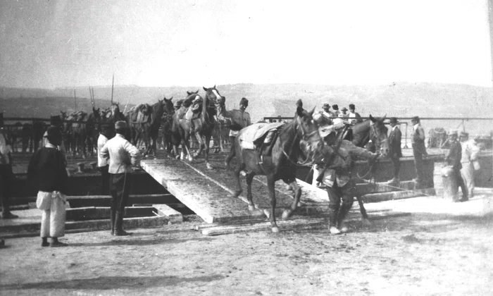 5 Trecerea Dunării de o subunitate a Diviziei 1 Cavalerie pe ponton 1913 Colecția MMN jpg