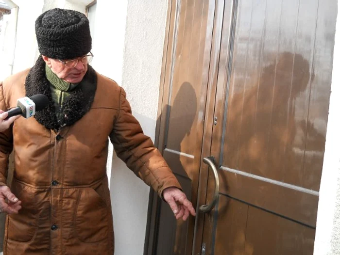 Ion Enache arată pe unde a intrat hoţul în casa unuia dintre vecinii săi