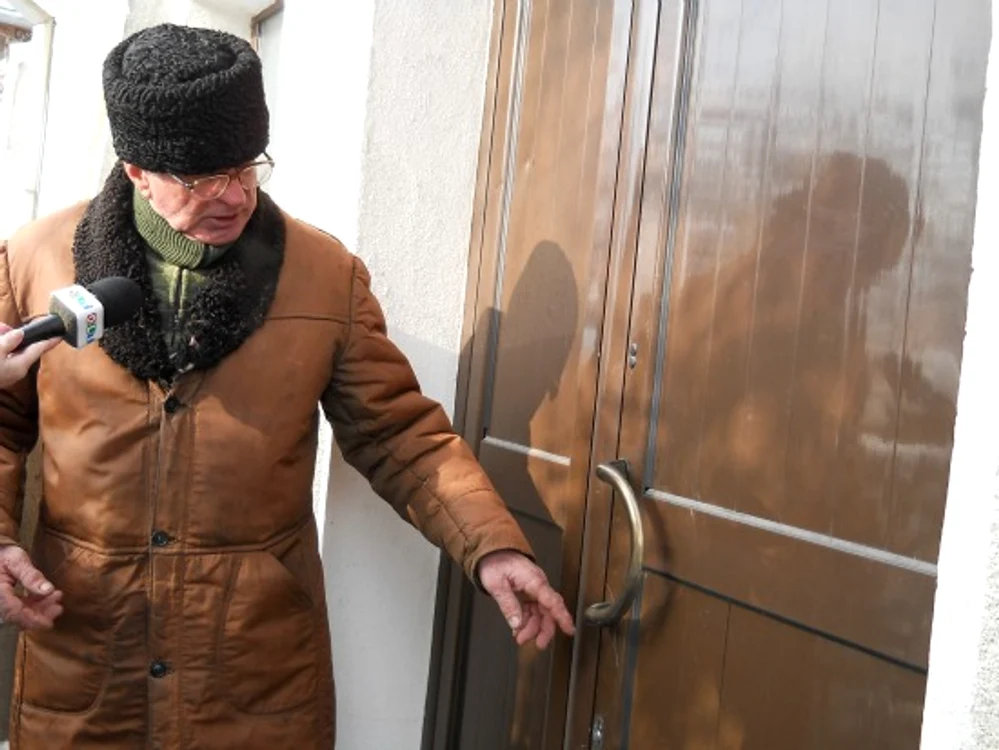 Ion Enache arată pe unde a intrat hoţul în casa unuia dintre vecinii săi