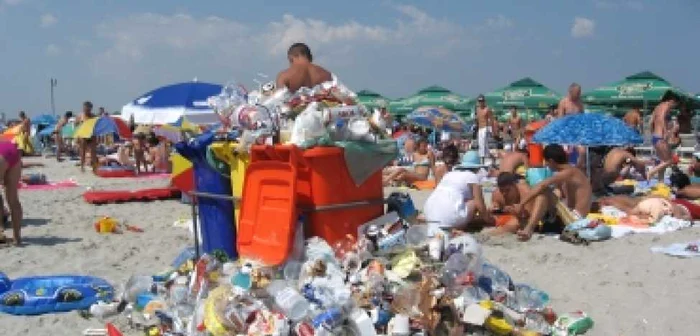 Constanţa: Litoral 2009 / Plajă printre peturi, pungi de plastic şi sticle de bere