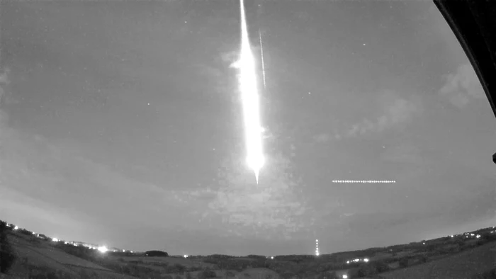 Minge de foc pe cer asemănătoare unui meteorit FOTO: UKFAll