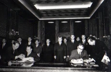 Semnarea documentelor privind ajutorul nerambursabil acordat Vietnamului de România (© „Fototeca online a comunismului românesc”, cota: 446/1966)
