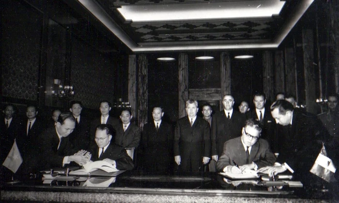 Semnarea documentelor privind ajutorul nerambursabil acordat Vietnamului de România (© „Fototeca online a comunismului românesc”, cota: 446/1966)