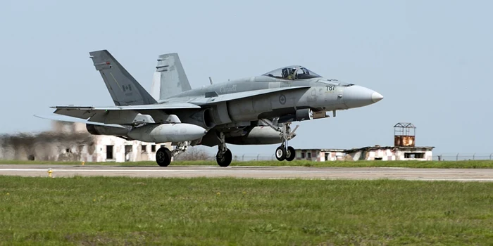 CF-188 Hornet aterizâmd la Baza Kogălniceanu FOTO: RCAF/MS Steeve Picard