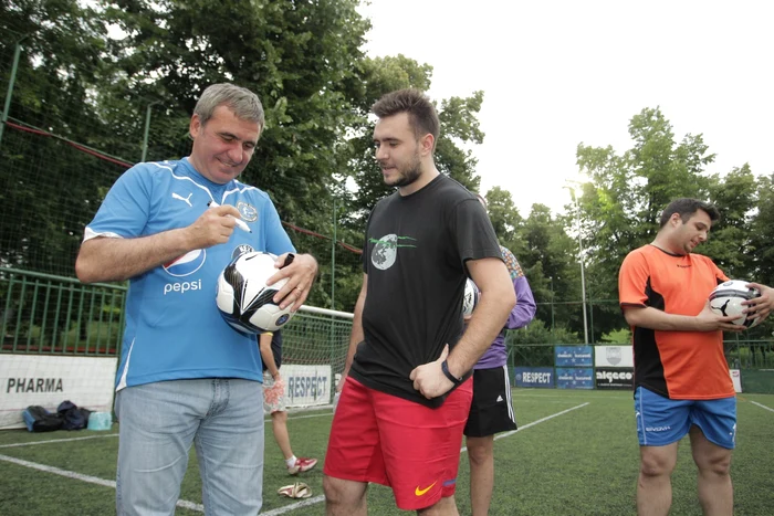 Gică Hagi acordă autografe