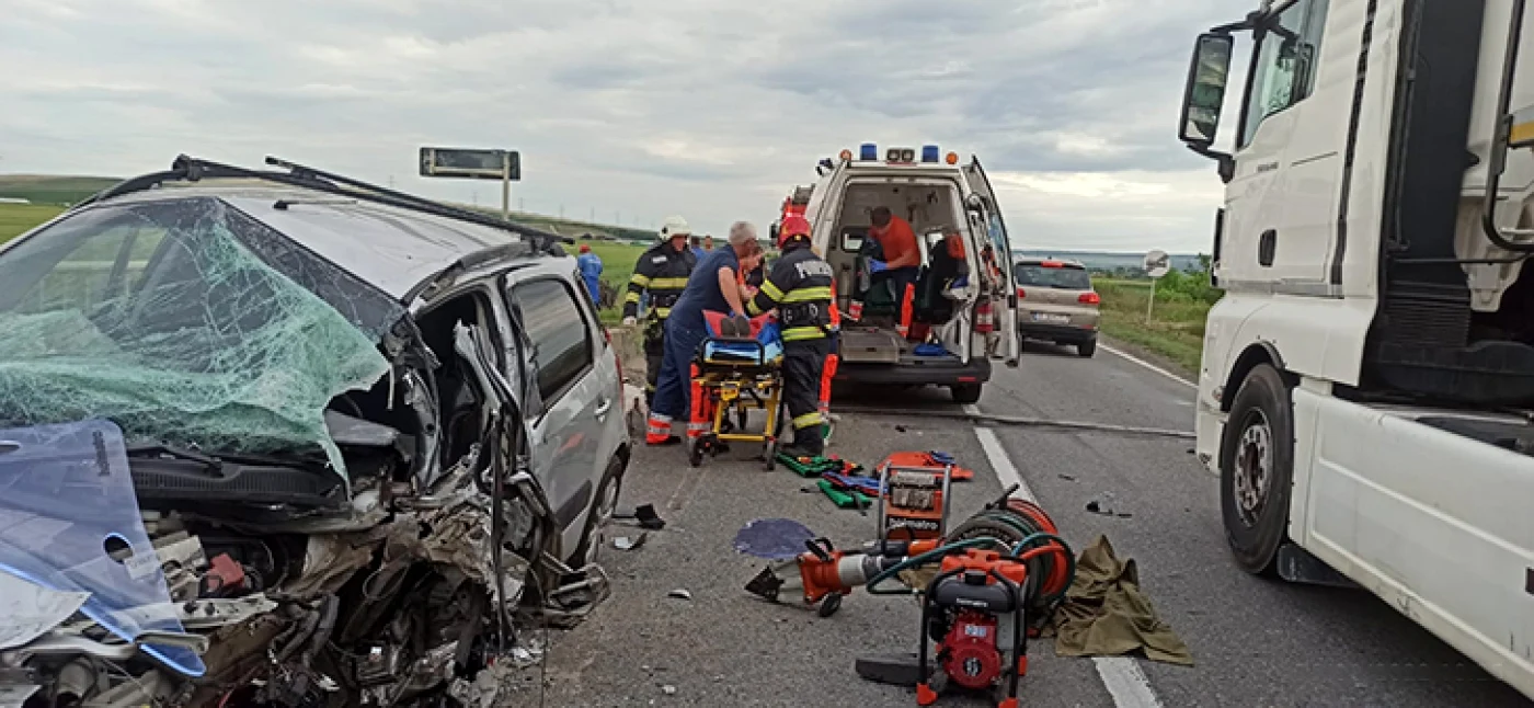 Maşinile implicate în accident au fost avariate serios FOTO ISU Vaslui