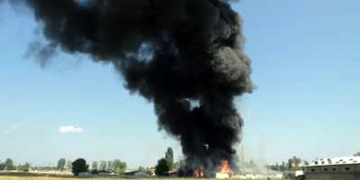 Un nor gros de fum s-a înălţat de la locul incendiului