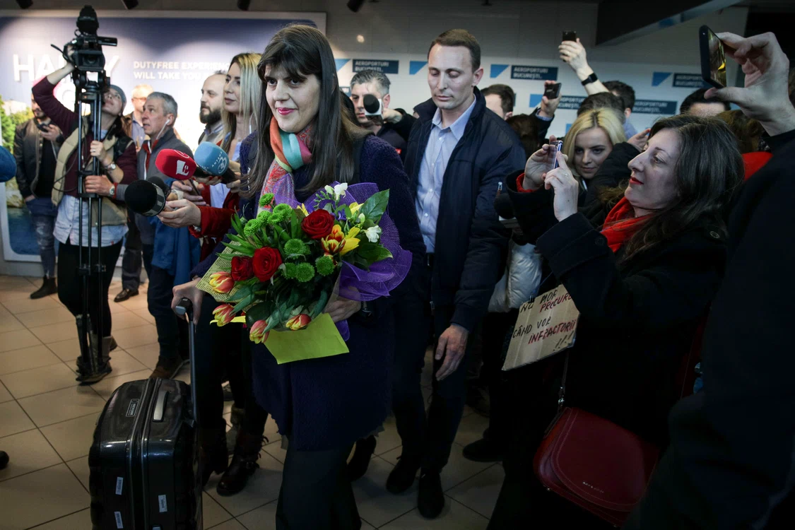 27 februarie 2019. Laura Codruța Kovesi, la Aeroportul Otopeni, însoțită de ofițerul SPP