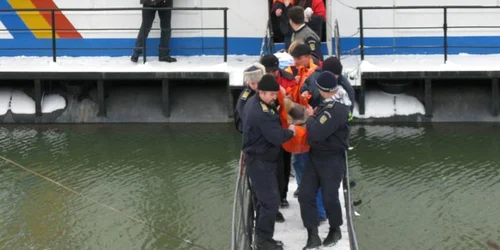 Poliţiştii de frontieră au sărit în ajutorul echipei medicale, iar tânăra mamă a fost transportată de pe debarcader la ambulanţă