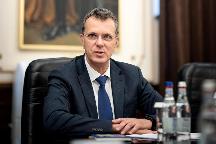 Ionuţ Moşteanu vorbeşte despre asumarea a cinci pachete de măsuri fiscale. FOTO: Facebook