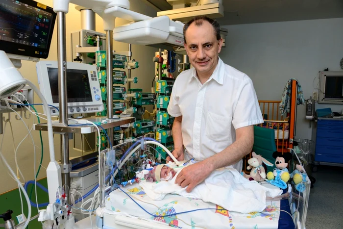 Dr. Eugen Săndică în secţia de terapie intensivă, alături de unul dintre bebeluşii operaţi FOTO Arhiva personală