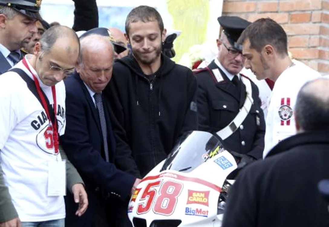 Valentino Rossi şi mii de fani au participat la înmormântarea lui Marco Simoncelli * Foto: Reuters