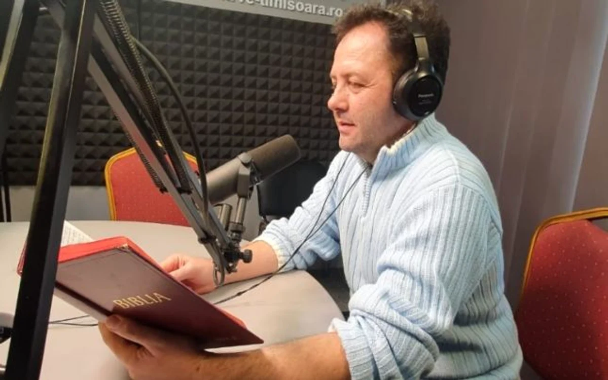 
    Ioan Ciobotă, jurnalist la un post de radio creştin din Timişoara, a înregistrat audio toată BibliaFOTO: adevarul.ro  