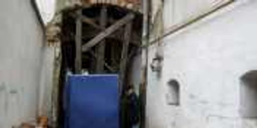 În ciuda pericolului, oamenii continuă să treacă pe sub pasajul prăbuşit