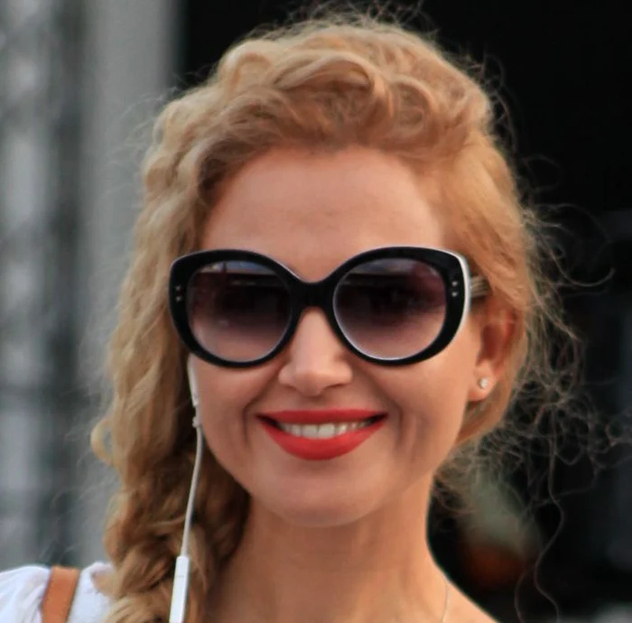 
    Anamaria Ferentz, la lansarea colecţiei Ritei Mureşan  