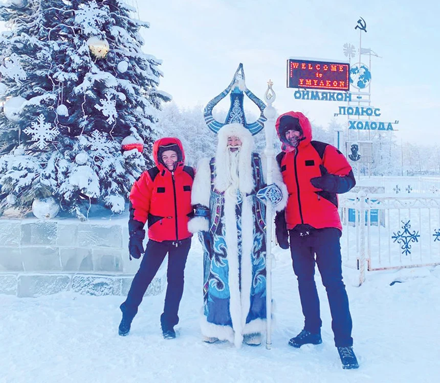 
    Kinga şi Attila, în Oymyakon,  alături de un personaj care  îi întâmpină mereu pe turiştii  care se aventurează acoloFotografii: Facebook / Hello Siberia Expedition  