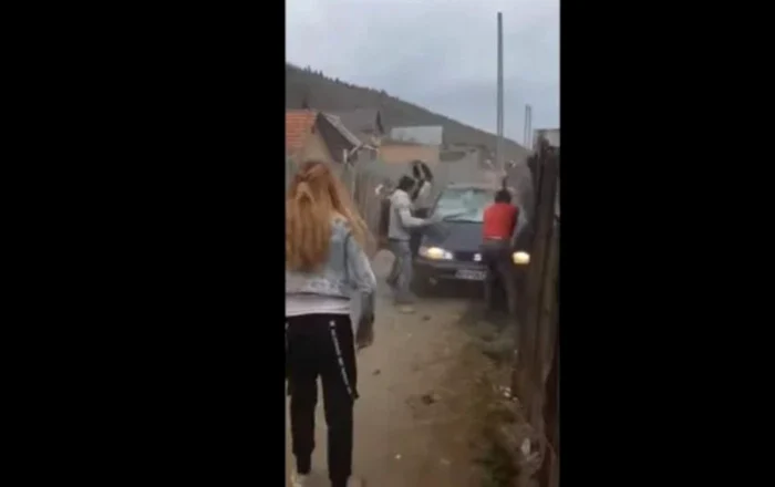 Romii s-au încăierat pe viaţă şi pe moarte sub ochii poliţiştilor. FOTO Captură video