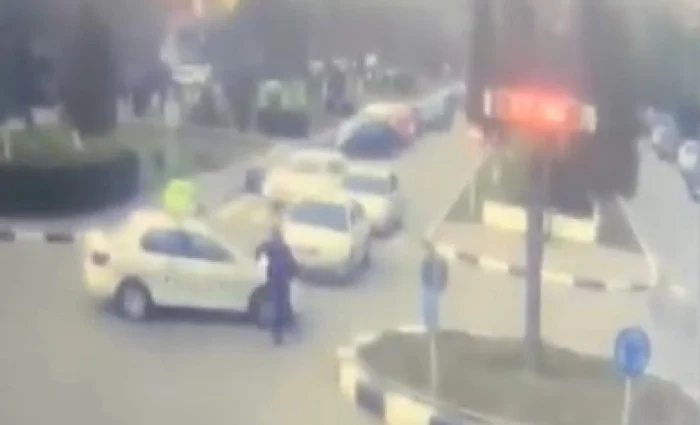 Poliţiştii au încercat să-l oprească pe şoferul fugar