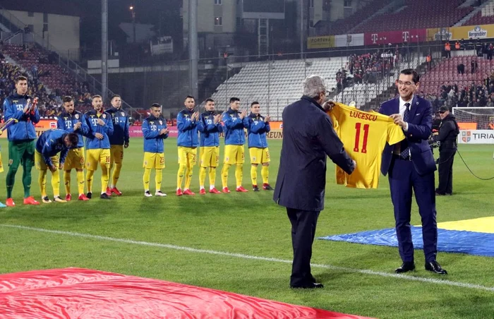 Mircea Lucescu a primit un tricou cu numărul 11 de la Răzvan Burleanu FOTO SportPictures