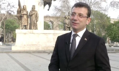 Primarul din Istanbul, anchetat pentru că a stat cu mâinile la spate la mormântul lui Mehmet al II lea jpeg