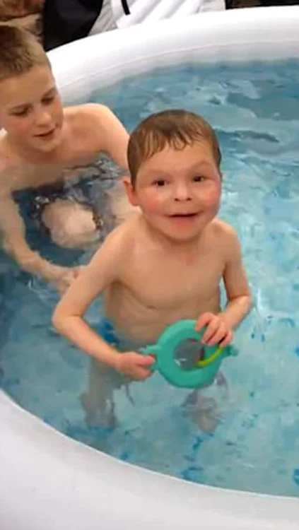 Angus se joacă deseori în piscină Foto: Arhivă personală