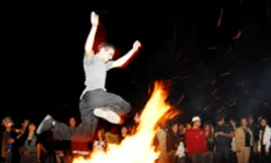 in ziua praznicului se respecta traditia ca tinerii sa sara peste foc jpg jpeg