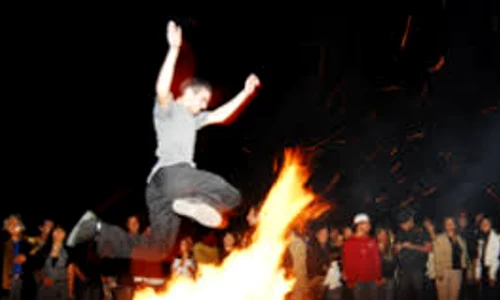 in ziua praznicului se respecta traditia ca tinerii sa sara peste foc jpg jpeg