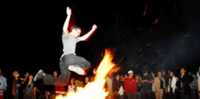 
    Pentru împlinirea unei dorințe, tinerii respectă tradiția de a sări peste un foc tradiționalSursa foto: Ziarul Lumina  