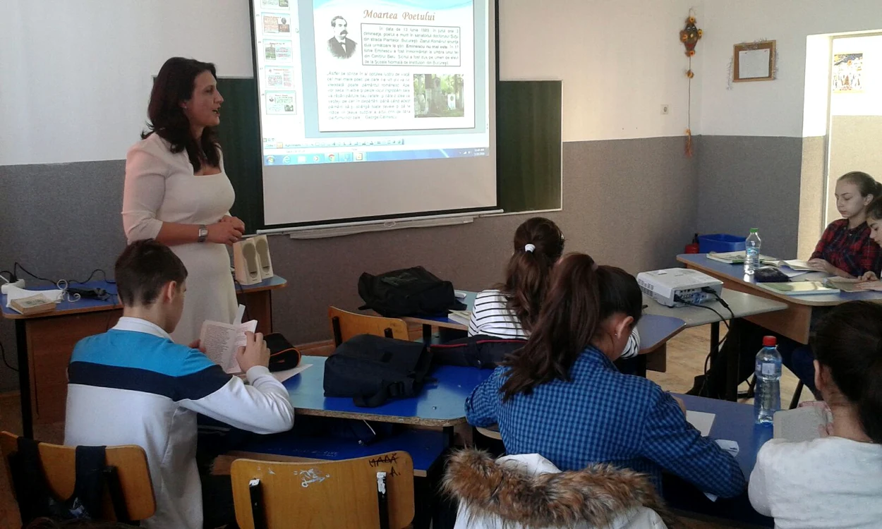 Ștefania Duminică în timpul unei ore de limba și literatura română FOTO arhiva personală