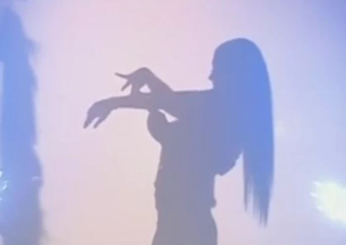 Andreea Mantea a făcut striptease în direct