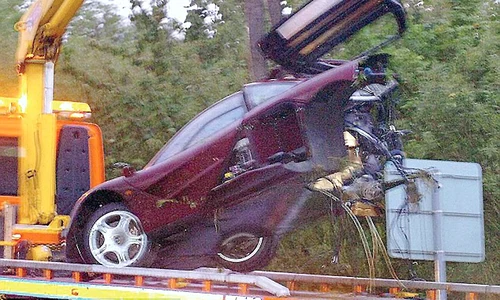 2011   Maşina e distrusă complet după ce se ciocneşte de un copac jpeg